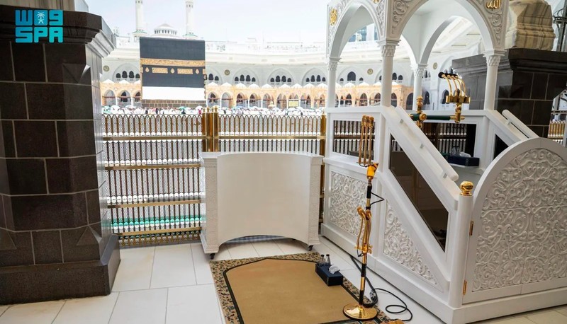 Masjidil Haram di Makkah, Arab Saudi memiliki sistem audio modern dengan lebih dari 260 speaker serta jaringan kabel dan fiber optik sepanjang lebih dari delapan kilometer yang bekerja secara sinkron.