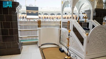 Sinkronisasi menjadi kunci utama sistem audio Masjidil Haram. Dengan pengaturan yang presisi, suara dapat menjangkau area mataf, pelataran, koridor, hingga kawasan sekitar masjid tanpa menimbulkan efek gema yang mengganggu. Foto: Saudi Press Agency