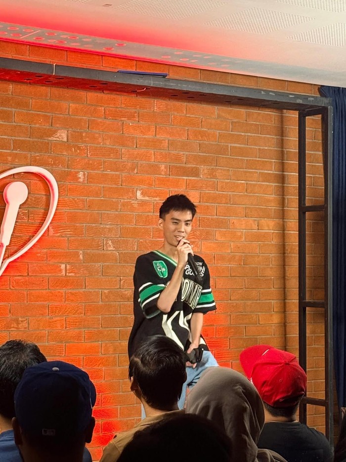 So Sweet! Yuka 'AAA Clan' Lamar Kekasih di Warung Pecel Lele