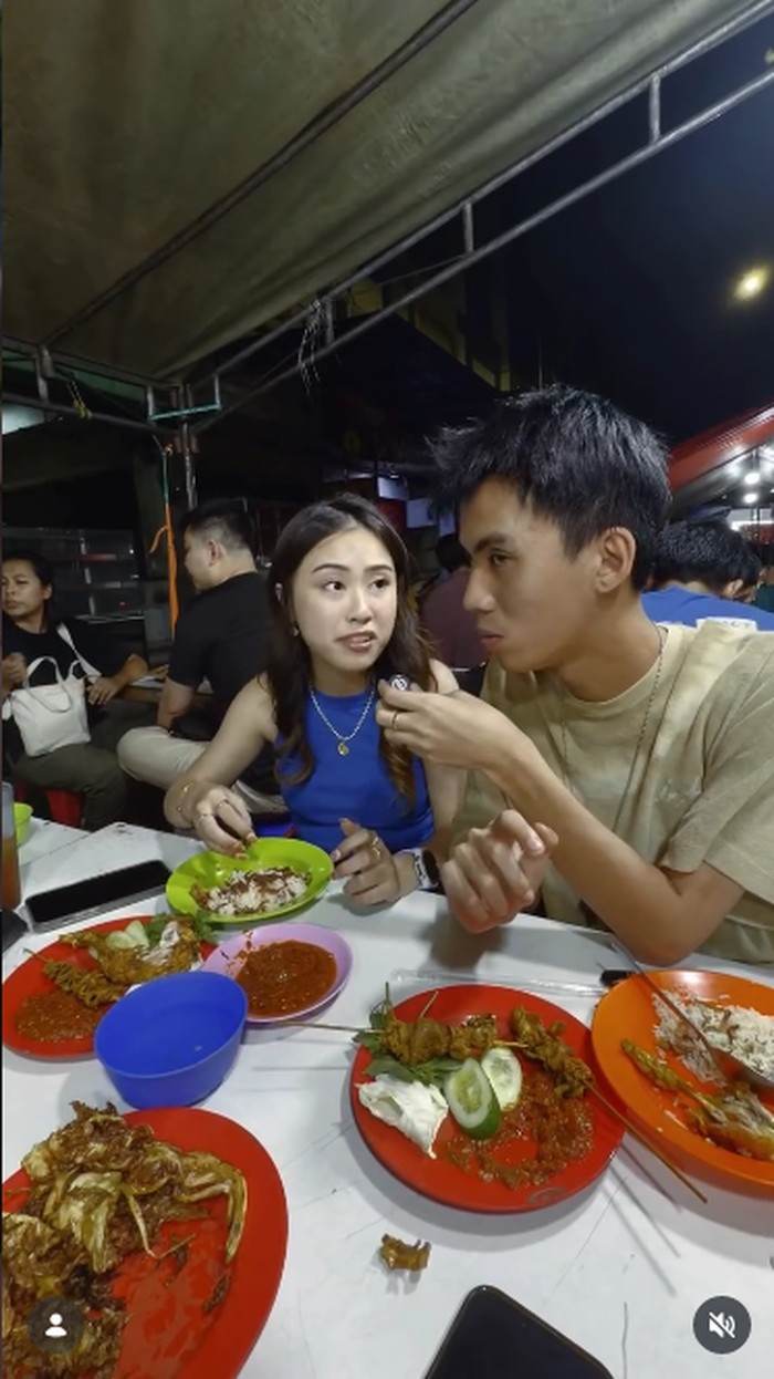 So Sweet! Yuka 'AAA Clan' Lamar Kekasih di Warung Pecel Lele