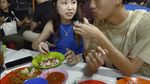 So Sweet! Yuka AAA Clan Lamar Kekasih di Warung Pecel Lele