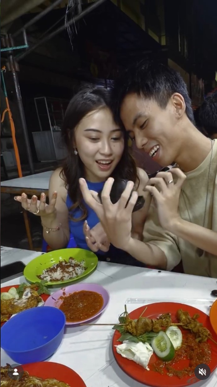 So Sweet! Yuka 'AAA Clan' Lamar Kekasih di Warung Pecel Lele