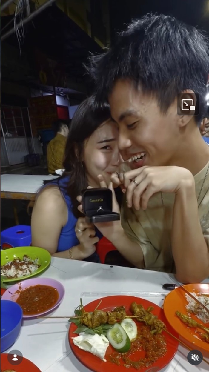 So Sweet! Yuka 'AAA Clan' Lamar Kekasih di Warung Pecel Lele