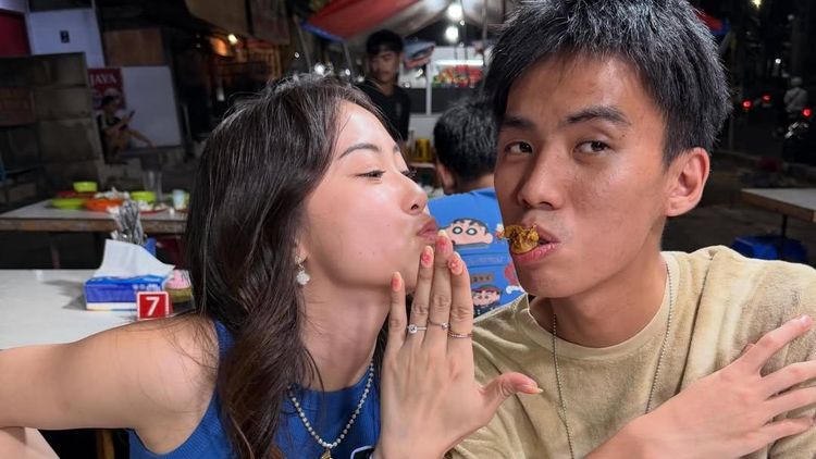 So Sweet! Yuka AAA Clan Lamar Kekasih di Warung Pecel Lele