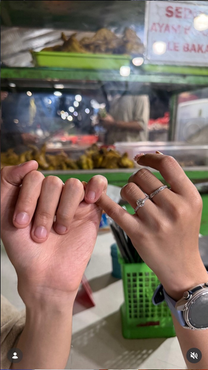 So Sweet! Yuka ‘AAA Clan’ Lamar Kekasih di Warung Pecel Lele