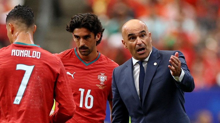 Soccer Football - FIFA World Cup 2026 - Group K - Portugal v Uzbekistan - Houston Stadium, Houston, Texas, U.S. - June 23, 2026 Portugal coach Roberto Martinez reacts alongside Portugals Francisco Trincao and Cristiano Ronaldo during the second half hydration break REUTERS/Pedro Nunes