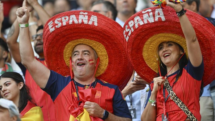 Sejumlah suporter Timnas Spanyol memberikan dukungan kepada kesebelasan negara mereka saat menghadapi Timnas Uruguay dalam pertandingan Grup H Piala Dunia 2026 di di Stadion Akron, Guadalajara, Meksiko, Jumat (26/6/2026) waktu setempat. ANTARA FOTO/Aditya Pradana Putra/hma