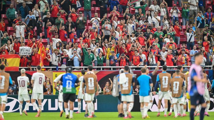 Sejumlah suporter Timnas Spanyol memberikan dukungan kepada kesebelasan negara mereka saat menghadapi Timnas Uruguay dalam pertandingan Grup H Piala Dunia 2026 di di Stadion Akron, Guadalajara, Meksiko, Jumat (26/6/2026) waktu setempat. ANTARA FOTO/Aditya Pradana Putra/hma