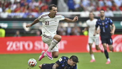 Sejumlah suporter Timnas Spanyol memberikan dukungan kepada kesebelasan negara mereka saat menghadapi Timnas Uruguay dalam pertandingan Grup H Piala Dunia 2026 di di Stadion Akron, Guadalajara, Meksiko, Jumat (26/6/2026) waktu setempat. ANTARA FOTO/Aditya Pradana Putra/hma