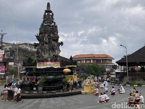Khusyuk Kuningan di Titik Nol Klungkung, Umat Hindu Padati Catus Pata