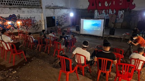 Suasana layar tancap bertajuk Kembali 90 #2 yang digelar di eks gedung bioskop Tabanan Theatre pada Senin (22/6/2026) malam. Dok. Krisna Pradipta/detikBali