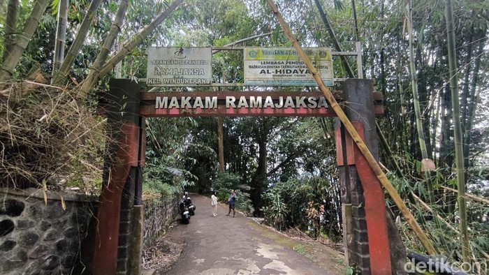 Suasana situs Pangeran Ramajaksa Kuningan