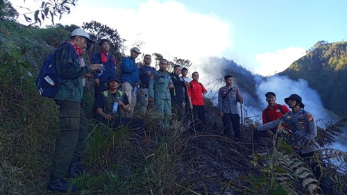 Tim gabungan pemadam kebakaran di Bukit Pal Jepang, Desa Suela, Lombok Timur, NTB, Sabtu (27/6/2026) foto (Dok. KPH Rinjani Timur)
