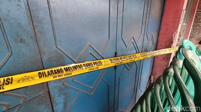 Polisi memasang garis polisi di rumah lansia yang ditemukan tewas penuh luka memar di Kelurahan Arcawinangun, Kecamatan Purwokerto Timur, Kabupaten Banyumas, Sabtu (27/6/2026).