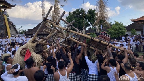 Perang Jempana saat ritual sakral Dewa Masraman di Pura Panti Timbrah, Desa Paksebali, Kecamatan Dawan, Klungkung, Bali, Sabtu (27/6/2026).