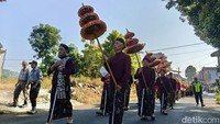 Dalam kirab, terdapat tokoh membawa kemenyan, cucuk lampah, kemudian barusan pembawa pusaka dan para pengikut.
