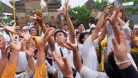Warga berebut menangkap uang dalam tradisi Mesuryak di Desa Bongan Gede, Tabanan, Bali, Sabtu (27/6/2026). ANTARA FOTO/Nyoman Hendra Wibowo