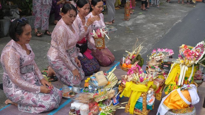 Warga berebut menangkap uang saat tradisi Mesuryak di Desa Bongan Gede, Tabanan, Bali, Sabtu (27/6/2026). Tradisi yang digelar setiap Hari Raya Kuningan tersebut diikuti ratusan pemuda dan warga desa setempat sebagai rasa suka cita untuk mengantarkan roh para leluhur kembali ke surga sekaligus mempererat kebersamaan keluarga dan masyarakat. ANTARA FOTO/Nyoman Hendra Wibowo/hma