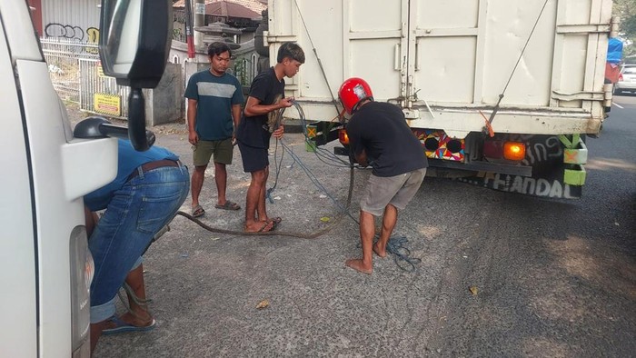 Truk angkut pupuk mogok di Simpang Karanglo Malang