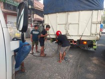 Truk Angkut Pupuk Mogok, Arus Lalin Simpang Karanglo Malang Padat