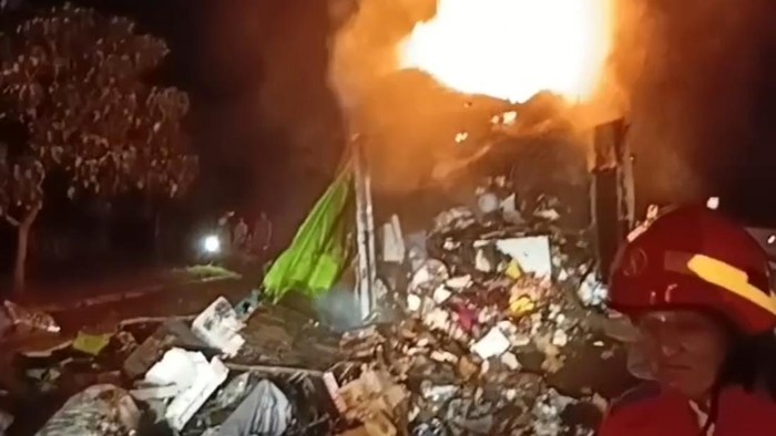 Truk muatan paket terbakar di Tol Salatiga, Sabtu (27/6/2026) dini hari.