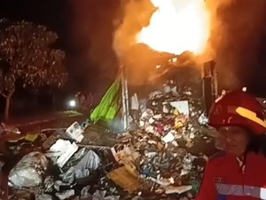 Truk Muatan Paket Terbakar di Tol Salatiga