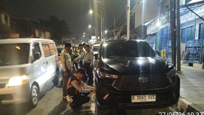 udinhub Jaksel) menindak sejumlah kendaraan yang parkir liar di Jalan Minangkabau, Manggarai. (dok. ist)