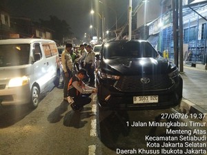 Dishub Cabut Pentil Mobil-mobil Parkir Liar di Jl Minangkabau Jaksel