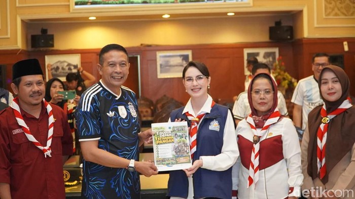 Wakil Ketua 1 Pembinaan Anggota Muda Kwarda Pramuka Jatim Arumi Bachsin turun menemui warga Kota Malang.