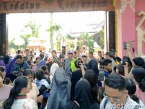 Warga Rela Berdesakan hingga Naik Tembok demi Lihat Jokowi di Bandar Lampung