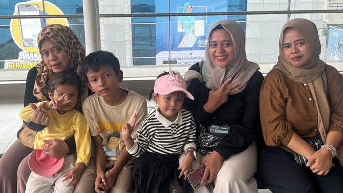 Warga Menikmati Tarif Transportasi Umum Rp 1 di Jakarta