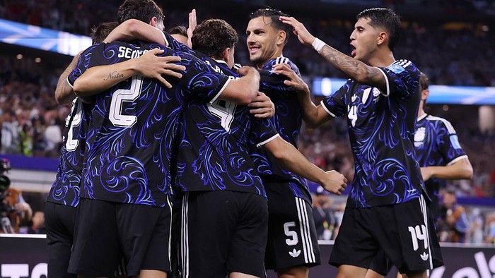 ARLINGTON, TEXAS - JUNE 27: Lautaro Martinez #22 of Argentina celebrates with teammates after scoring the teams second goal during the FIFA World Cup 2026 Group J match between Jordan and Argentina at Dallas Stadium on June 27, 2026 in Arlington, Texas. (Photo by Hector Vivas - FIFA/FIFA via Getty Images)