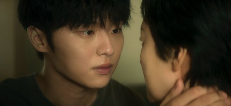 Adegan ciuman Choi Hyun Wook dan Jin Kyung dalam drama Korea Notes from the Last Row menuai perdebatan. Keduanya terpaut 30 tahun.