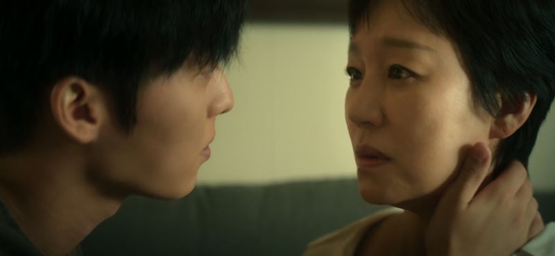 Adegan ciuman Choi Hyun Wook dan Jin Kyung dalam drama Korea Notes from the Last Row menuai perdebatan. Keduanya terpaut 30 tahun.