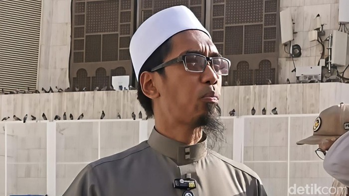 Ahmad Musyaddad Penerjemah resmi khutbah Masjidil Haram asal Indonesia, Ahmad Musyaddad, saat sesi tur jejak sirah mengelilingi kawasan Masjidil Haram, Minggu, 21 Juni 2026.