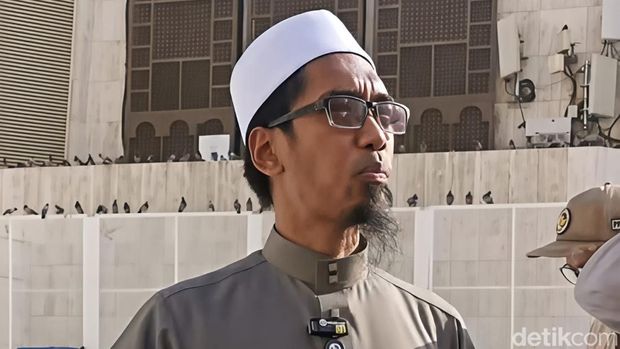 Penerjemah resmi khutbah Masjidil Haram asal Indonesia, Ahmad Musyaddad, saat sesi tur jejak sirah mengelilingi kawasan Masjidil Haram, Minggu, 21 Juni 2026.