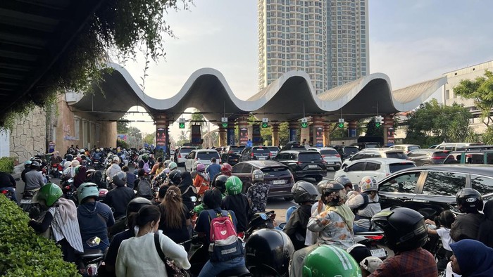 Ada Tiket Gratis HUT DKI, Antrean Pengunjung di Ancol Mengular