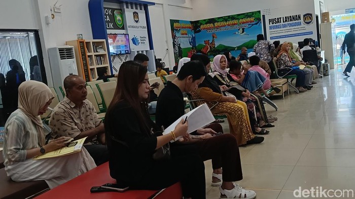 Antrean pemohon paspor di Palembang