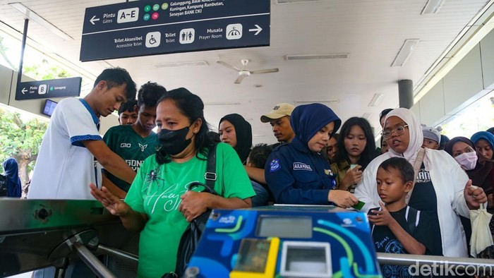 Warga menempelkan kartu uang elektronik di Halte TransJakarta Ragunan, Jakarta, Minggu (28/6/2026). Dalam rangka HUT ke-499 Jakarta, moda transportasi TransJakarta, MRT, dan LRT diberlakukan tarif Rp 1 pada tanggal 22 Juni, 27 Juni, dan 28 Juni 2026.
