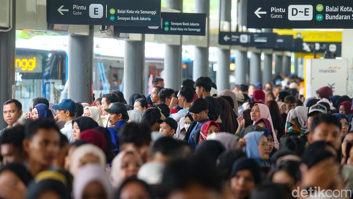 Warga menempelkan kartu uang elektronik di Halte TransJakarta Ragunan, Jakarta, Minggu (28/6/2026). Dalam rangka HUT ke-499 Jakarta, moda transportasi TransJakarta, MRT, dan LRT diberlakukan tarif Rp 1 pada tanggal 22 Juni, 27 Juni, dan 28 Juni 2026.