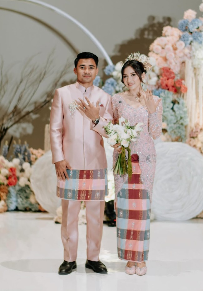 Pesepak bola Asnawi Mangkualam kembali membagikan kabar bahagia ke akun Instagramnya. Pada Jumat (26/6/26), Asnawi resmi melamar kekasihnya, Yuriska Patricia.  Foto: Instagram/@asnawi_bhr