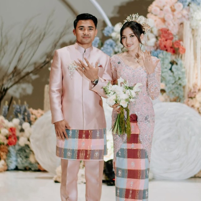 Foto Lamaran Asnawi Mangkualam-Yuriska Patricia, Serasi Berbusana Pink Pastel