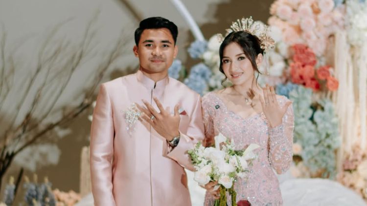 Foto Lamaran Asnawi Mangkualam-Yuriska Patricia, Serasi Berbusana Pink Pastel