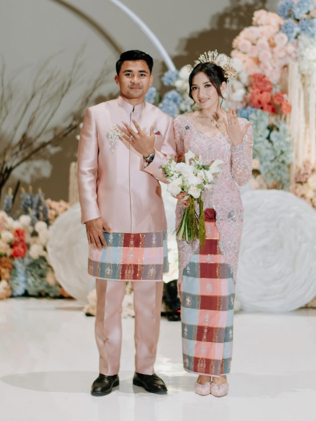 Foto Lamaran Asnawi Mangkualam-Yuriska Patricia, Serasi Berbusana Pink Pastel