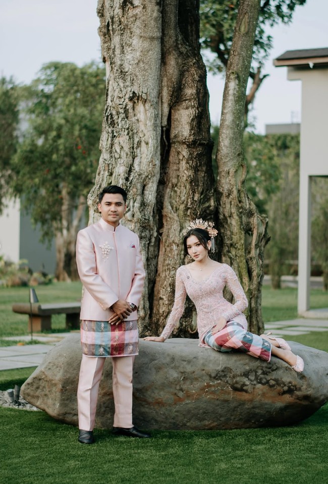 Asnawi dan Yuriska tampil serasi dalam balutan busana modern bernuansas adat Bugis warna pink pastel. Diketahui busana yang dikenakan keduanya itu merupakan rancangan desainer Rika Wirtjes. Foto: Instagram/@asnawi_bhr