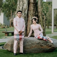 Asnawi dan Yuriska tampil serasi dalam balutan busana modern bernuansas adat Bugis warna pink pastel. Diketahui busana yang dikenakan keduanya itu merupakan rancangan desainer Rika Wirtjes. Foto: Instagram/@asnawi_bhr