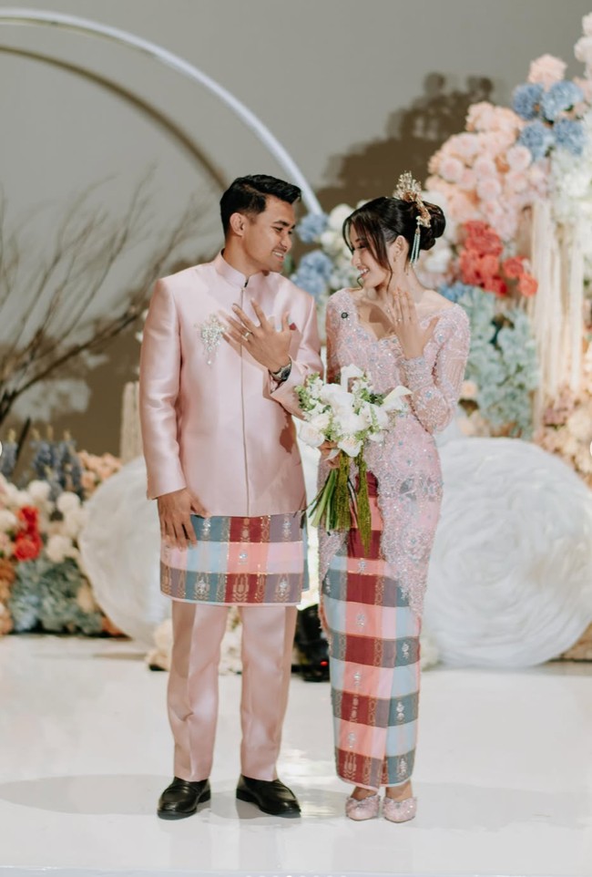 Busana yang dikenakan Asnawi dan Yuriska memiliki sentuhan modern. Yuriska mengganti baju Bodo dengan kebaya brokat warna pink pastel. Sementara Asnawi mengenakan jas tutu dipadukan celana panjang senada. Foto: Instagram/@asnawi_bhr