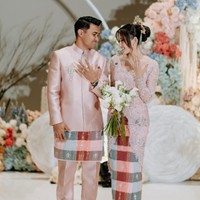 Busana yang dikenakan Asnawi dan Yuriska memiliki sentuhan modern. Yuriska mengganti baju Bodo dengan kebaya brokat warna pink pastel. Sementara Asnawi mengenakan jas tutu dipadukan celana panjang senada. Foto: Instagram/@asnawi_bhr