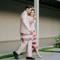 Melengkapi penampilan dan memperkuat unsur adat, Asnawi dan Yuriska menambahkan kain sutra khas Bugis. Asnawi melilitkan kain tersebut di pinggangnya, sementara Yuriska menjadikannya sebagai bawahan untuk kebaa brokat yang ia kenakan. Foto: Instagram/@asnawi_bhr