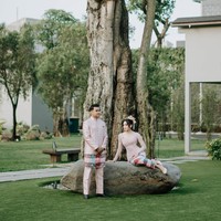 Pasangan yang akan segera menikah itu tampil serasi. Diiketahui sebelumnya Asnawi sudah melamar romantis Yuriska di atas yacht, saat keduanya berada di Bali. Foto: Instagram/@asnawi_bhr
